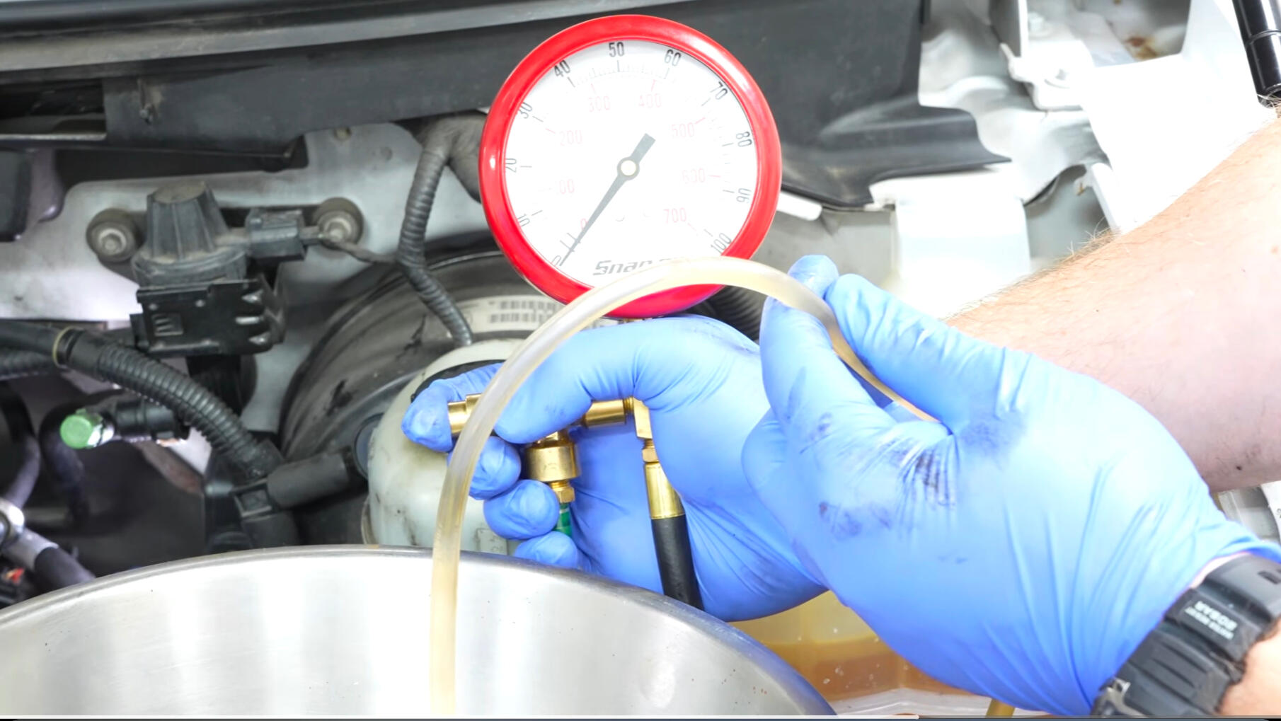Mobile mechanic performing fuel pressure testing during no-start diagnostics in Fort Worth Texas